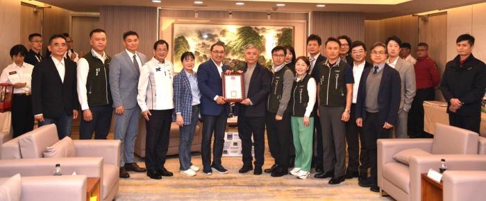 充實新北消防量能 三重雲林同鄉會捐生理監視器 34 《圖說》侯友宜市長回贈感謝狀。〈消防局提供〉