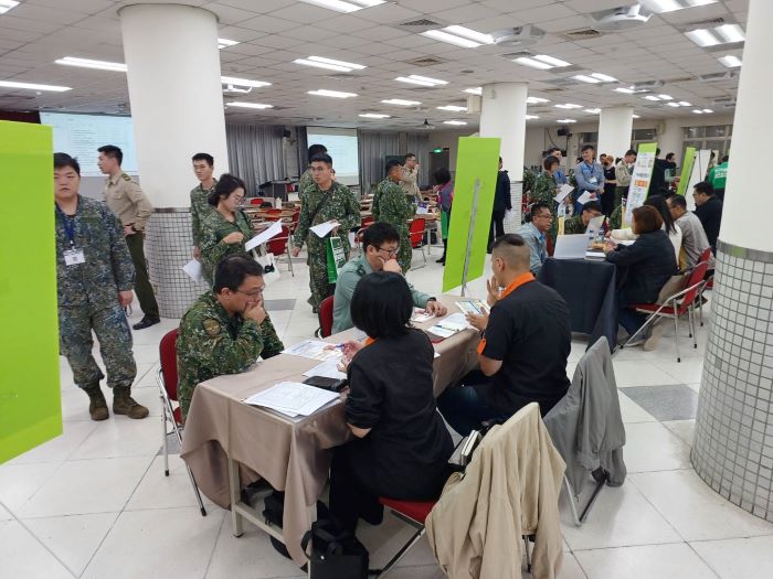 助屆退官兵無縫接軌職涯 新北榮權益說明徵才媒合熱絡 32 《圖說》屆退官兵手持履歷逐一至各攤位面試,現場洽談情形十分踴躍。〈新北榮服處提供〉