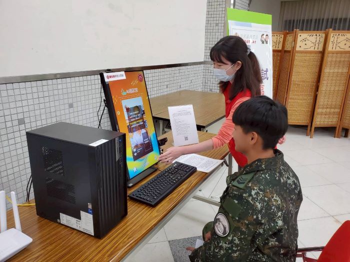 助屆退官兵無縫接軌職涯 新北榮權益說明徵才媒合熱絡 33 《圖說》屆退官兵使用AI模擬面試設備,幫助官兵練習應對面試題目、提升求職能力。〈新北榮服處提供〉