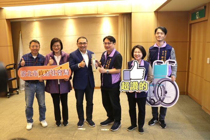 新北輔具Easy Go App榮獲2025天下城市治理卓越獎 28 《圖說》社會局長李美珍(左2)和輔具中心主任楊忠一(右3)等人一起獻獎,侯友宜市長表示肯定。〈社會局提供〉