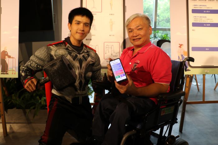 新北輔具Easy Go App榮獲2025天下城市治理卓越獎 30 《圖說》社團法人台北市行無礙資源推廣協會總幹事許朝富(右)表示,經他實際測試,發現輔具APP既實用又方便。〈社會局提供〉