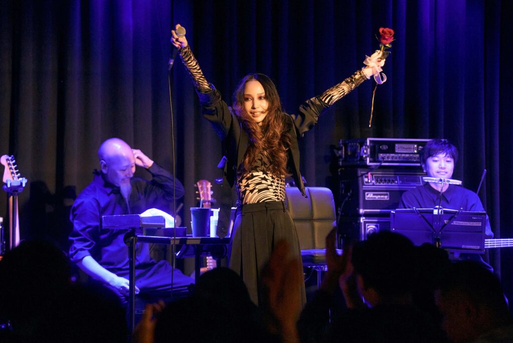 中島美嘉赤腳衝開箱Billboard Live TAIPEI!天后90度鞠躬萌到全場失控 46 AAACCC03894 1 1024x685 1