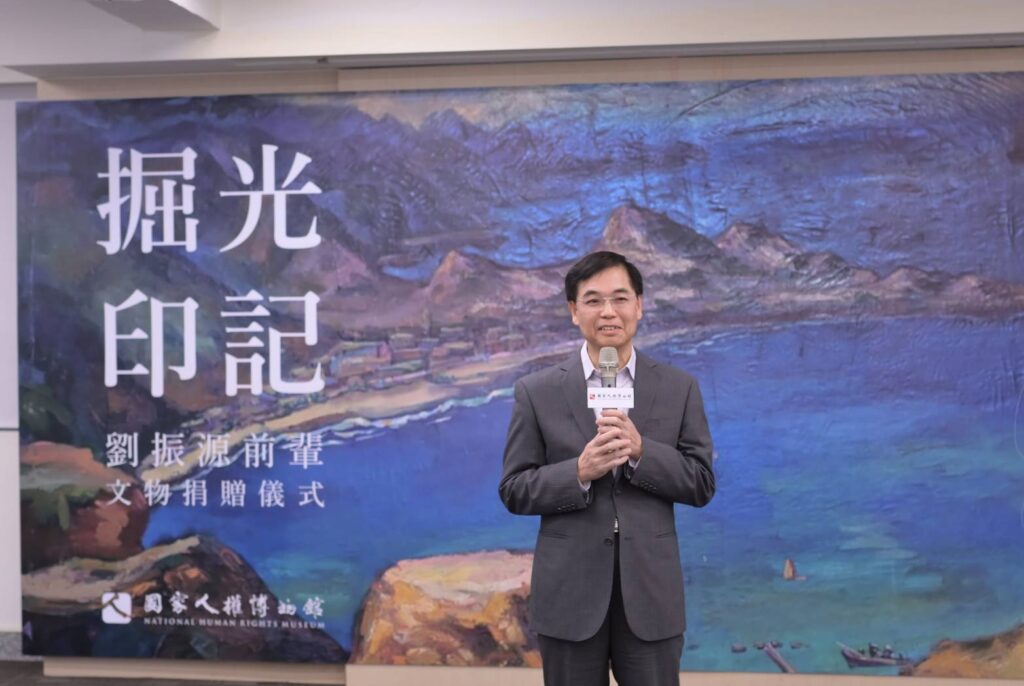 劉振源前輩家屬代表捐贈文物與畫作 啟發社會關懷 見證人權歷史發展痕跡 38 22 1024x686 1