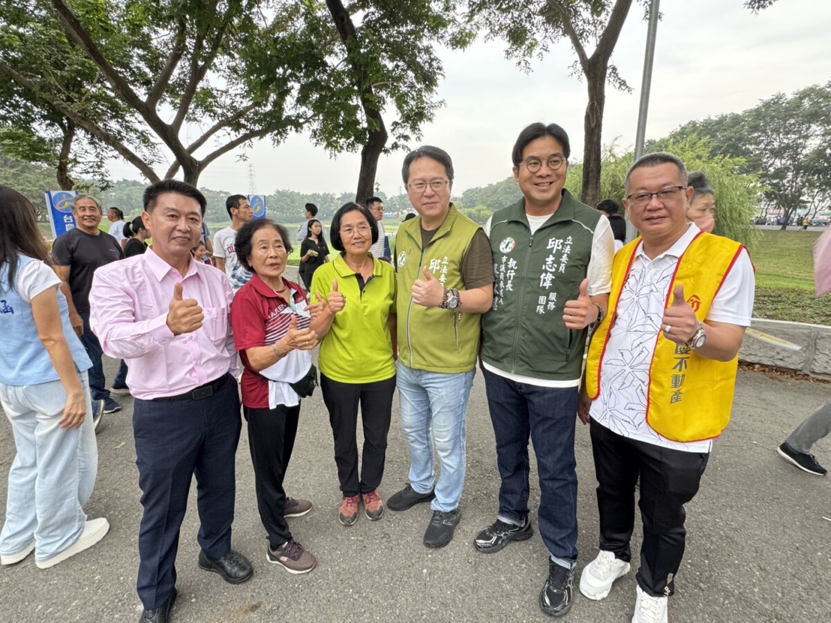 ▲許智傑稱里鄰長及社區展春要相關幹部,非常接地氣、非常親切,像是「手足」般。 (記者李堂安翻攝)
