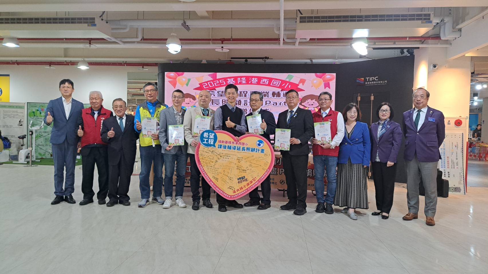 基隆市港西國小校長羅健霖(右7)帶來了孩子們親筆寫下的感言，也一一頒發感謝狀也共同捐贈的扶輪社與企業們。