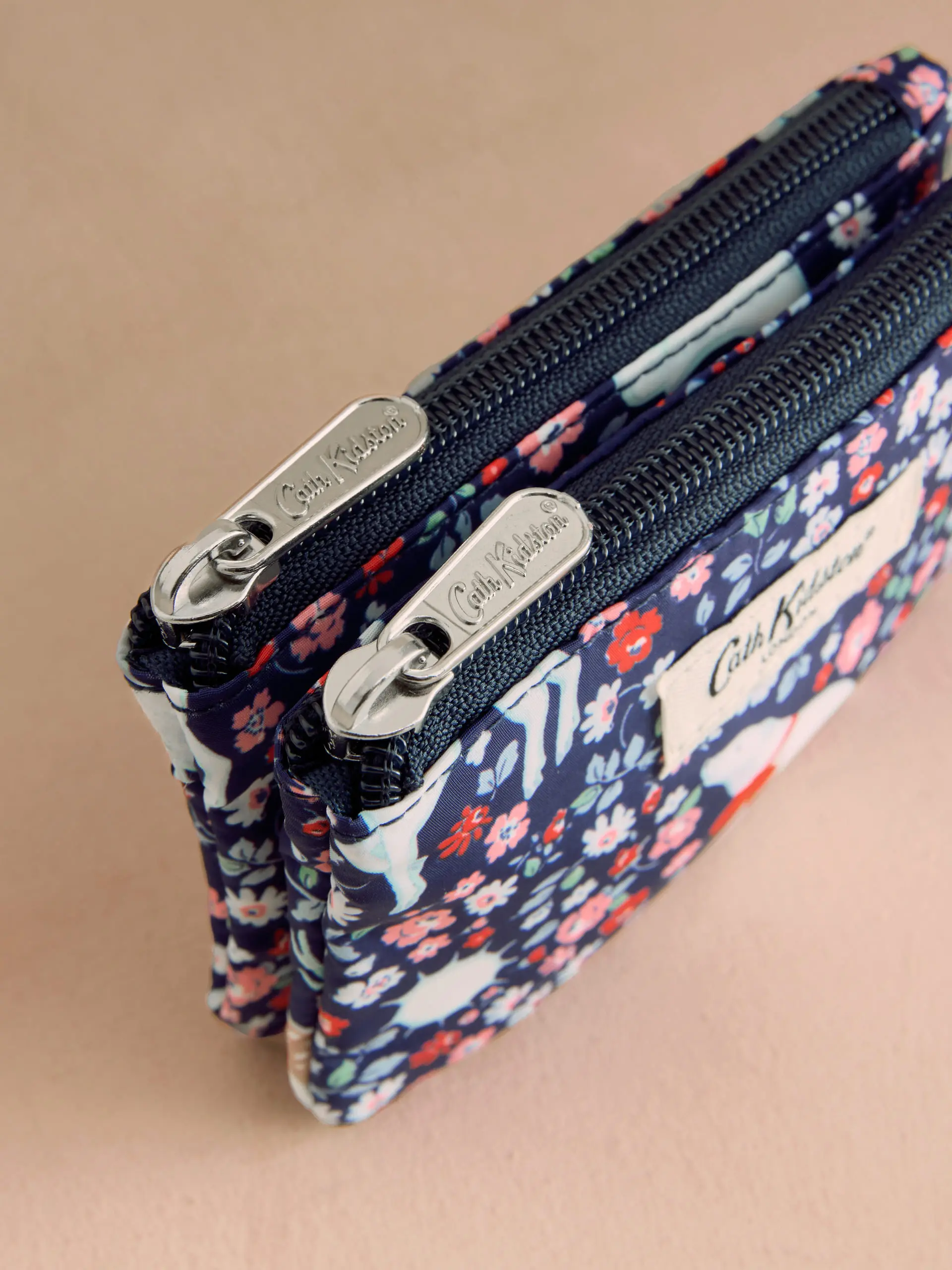 【cath Kidston】cath Kidston 2025 聖誕系列亮相 Christmas Journey雙層拉鍊零錢包 0