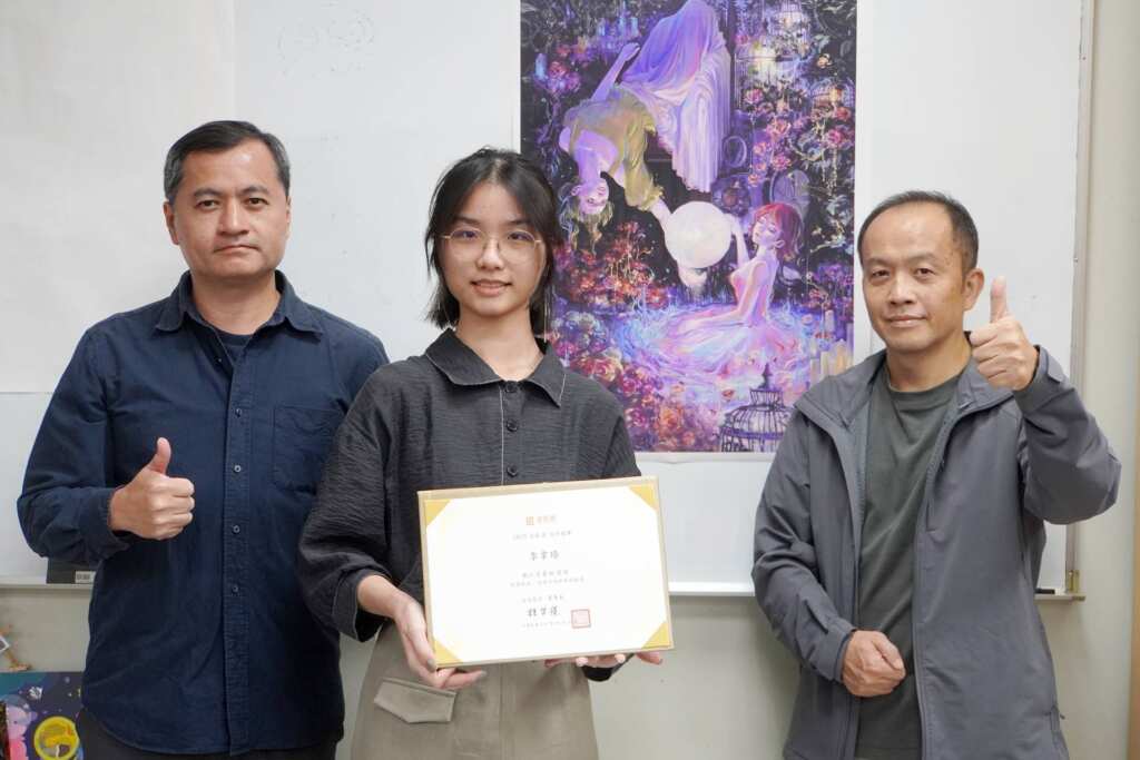 ▲大葉大學多媒體學程李韋臻同學(中)感謝陳志隆老師(右)、黃懷德老師(左)的指導。（圖／記者林明佑翻攝）