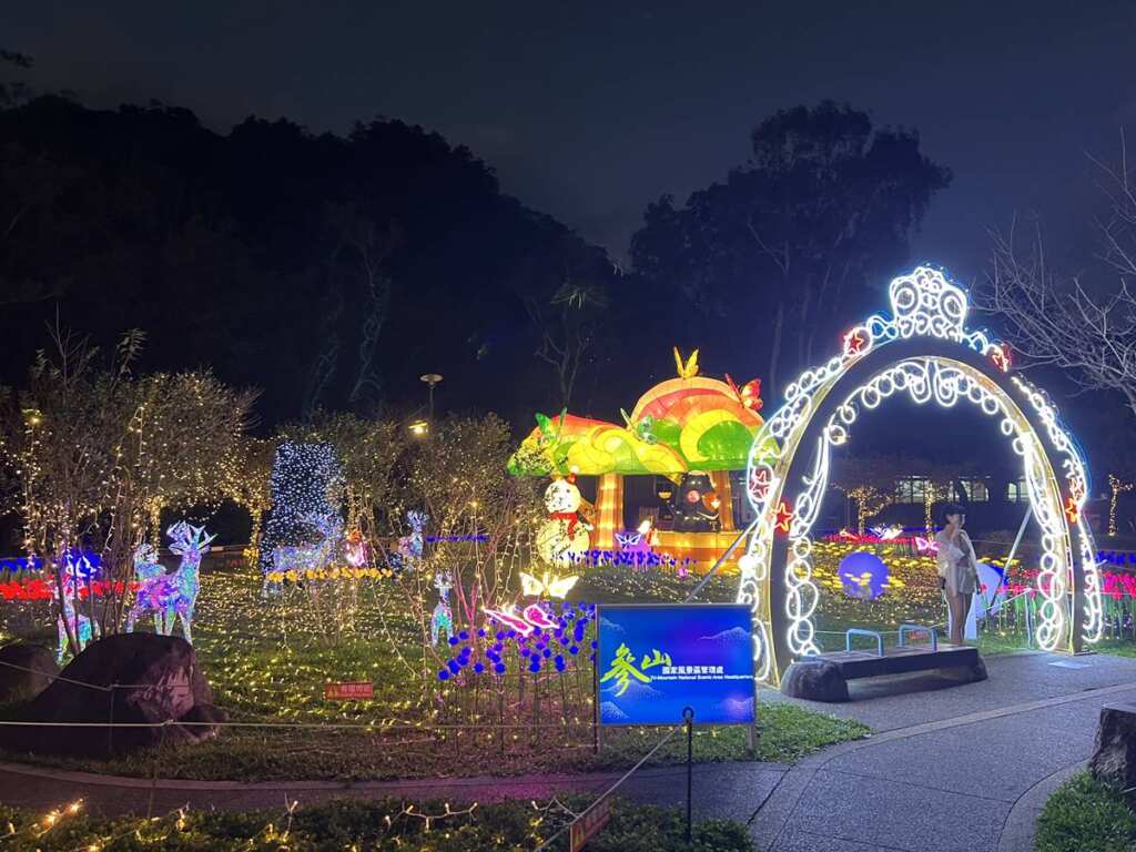 ▲谷關公園主燈區璀璨亮相,吸引遊客駐足拍照。