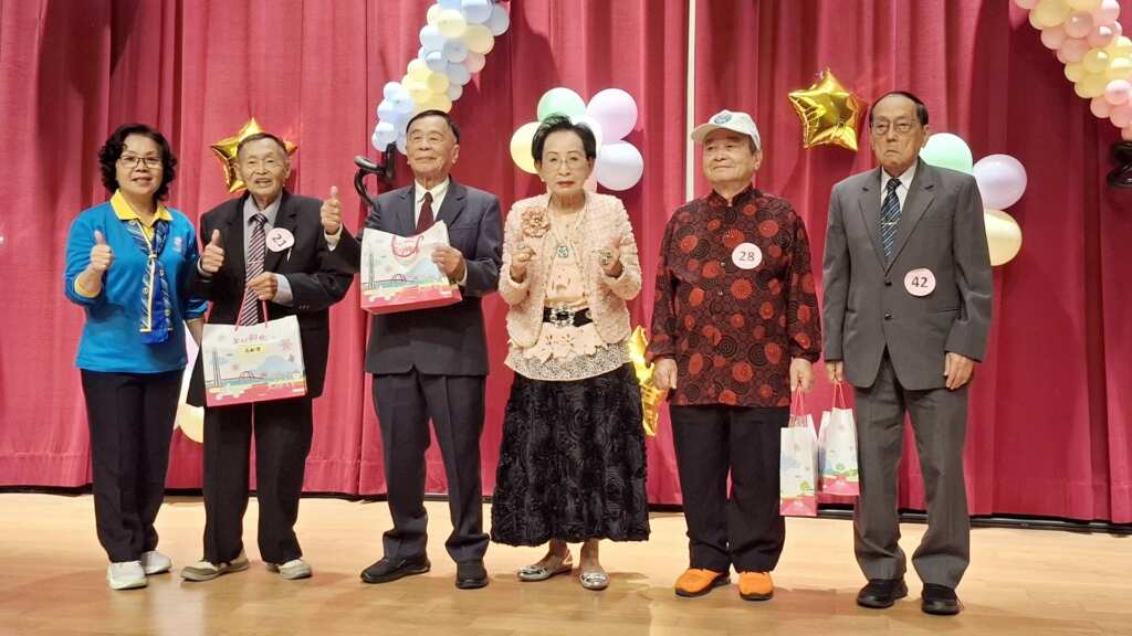▲秀和基金會董事長陳梅鳳(右三)頒發80歲以上參賽者高齡獎。(圖/秀和慈善基金會提供)