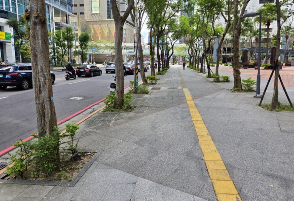 搶在耶誕城前點亮市府門面 新北工務局升級人行步道完工 218 248251119a05