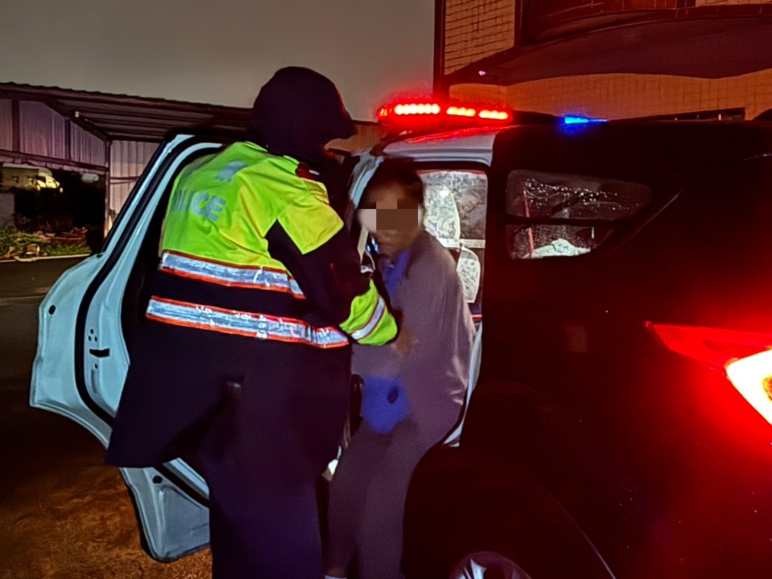 大雨視線差!6旬翁駕車摔落路旁水圳 中壢警暖心送回家 355465 1