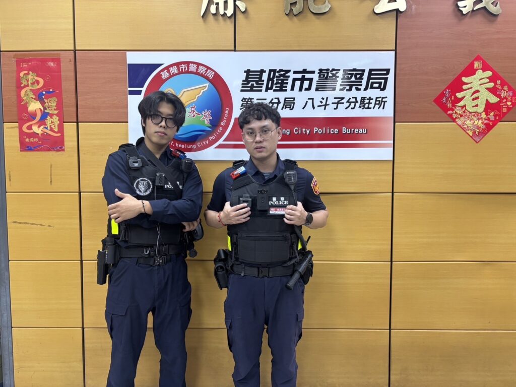 第二分局八斗子分駐所實務生李文立、警員温效賢(左至右)。(圖/記者薛秀蓮 翻攝)