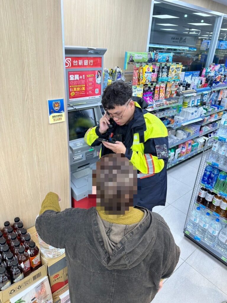警方於現場協助替老嫗詢問金融卡取回一事,並陪同返家。(圖/記者薛秀蓮 翻攝)