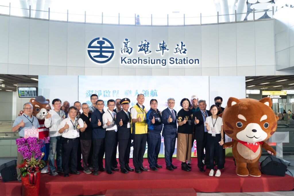 斯巴克集團於高雄車站舉辦世界廁所日 ESG 活動,產官學代表與吉祥物PIKA合影,共同見證集團多年專業清潔投入與成果。(圖/斯巴克集團提供)