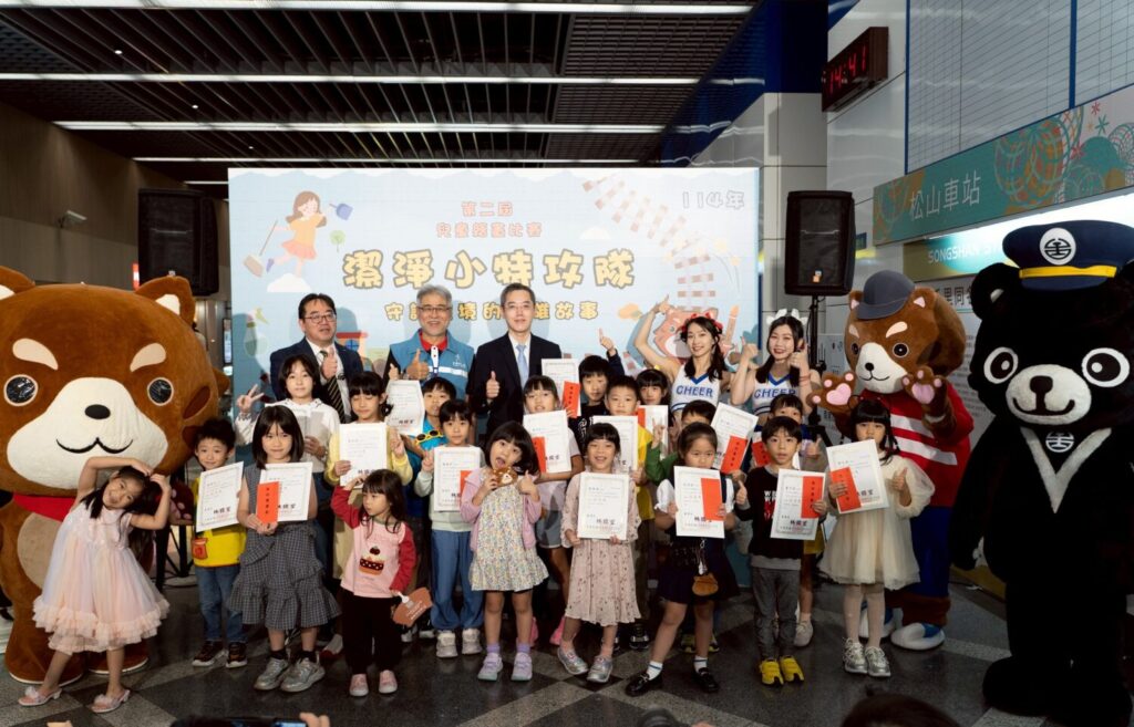 斯巴克集團於高雄車站舉辦世界廁所日 ESG 活動,產官學代表與吉祥物PIKA合影,共同見證集團多年專業清潔投入與成果。(圖/斯巴克集團提供)
