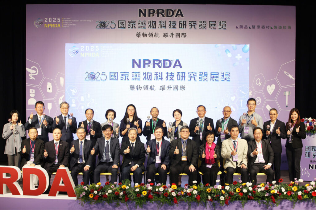 2025國家藥物科技研究發展獎頒獎典禮,經濟部龔明鑫部長、衛生福利部莊人祥次長出席,與貴賓、得獎代表大合照。(圖/衛生福利部食品藥物管理署 提供)