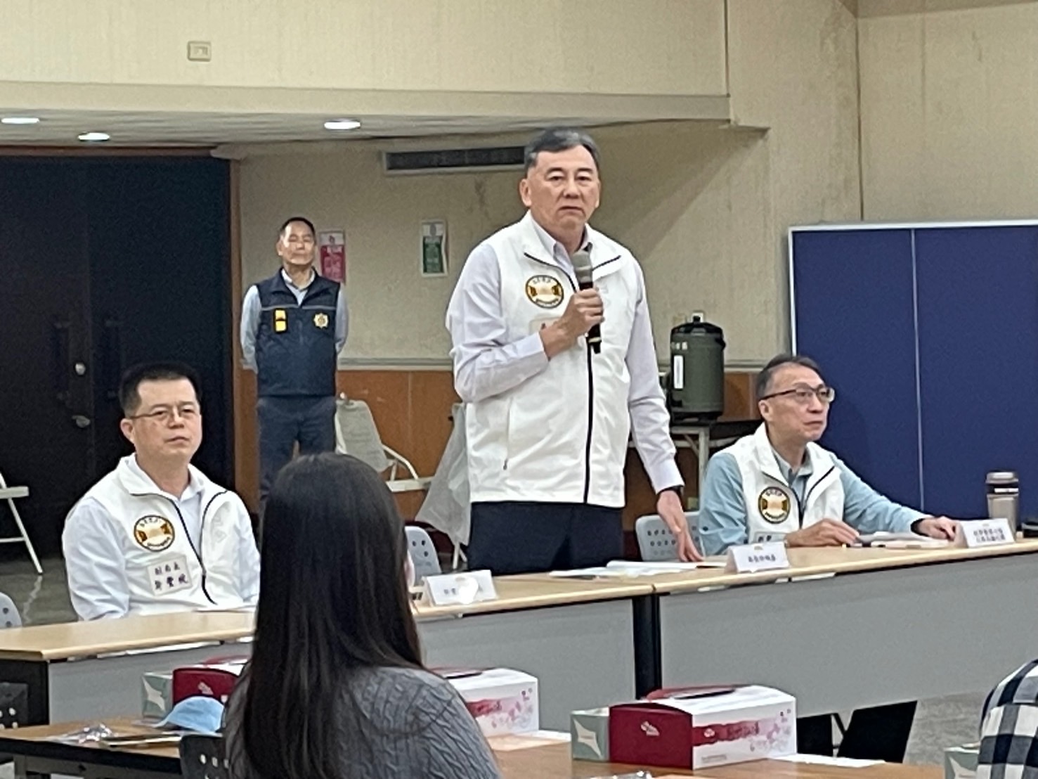 座談會中,警方向金銀珠寶從業人員說明近期治安情勢,強調加強店面安全設備、提高防搶與識詐意識的重要性,期望警民合作共同守護財產安全。(圖/記者張家燁翻攝)