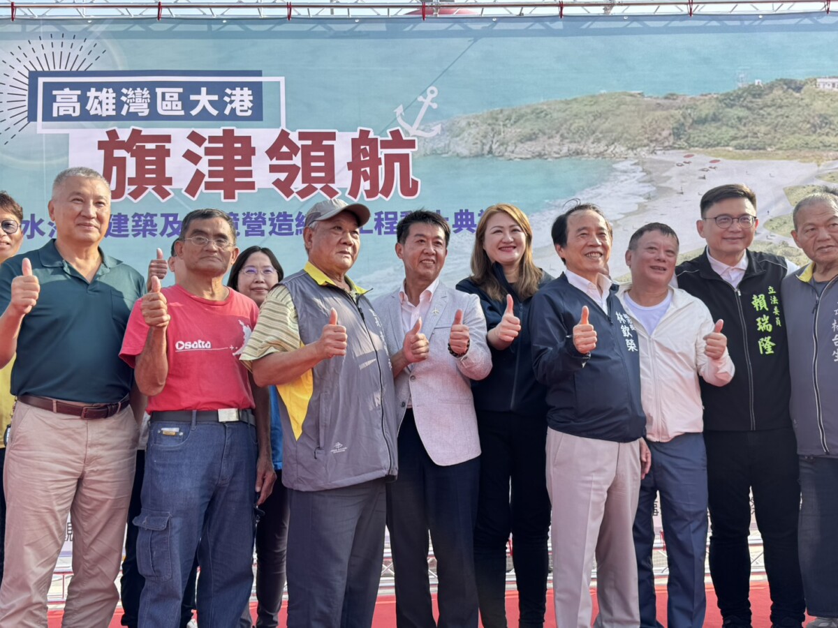 ▲許智傑稱里鄰長是他的後盾,當選市長將研議大學生為里長的幫手,提升社區功能。