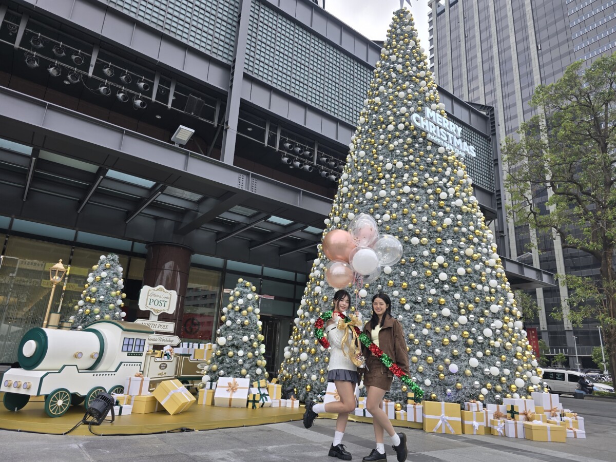 ▲新光三越台中中港店於即日起至明年1/2一樓水舞廣場打造耶誕地標！全新登場的「 12米浪漫雪花耶誕樹」。（記者廖美雅拍攝）
