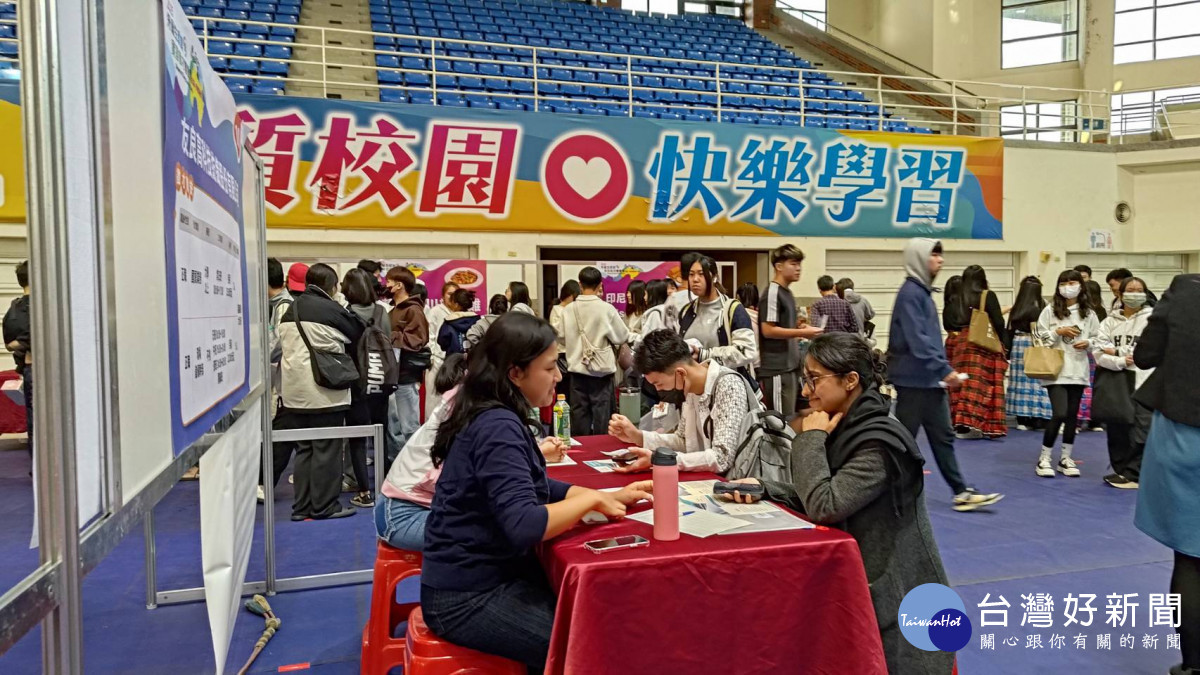 嘉義縣政府、教育部與吳鳳科技大學合作)在吳鳳科大舉辦外籍生就業暨實習徵才博覽會／嘉義縣府提供