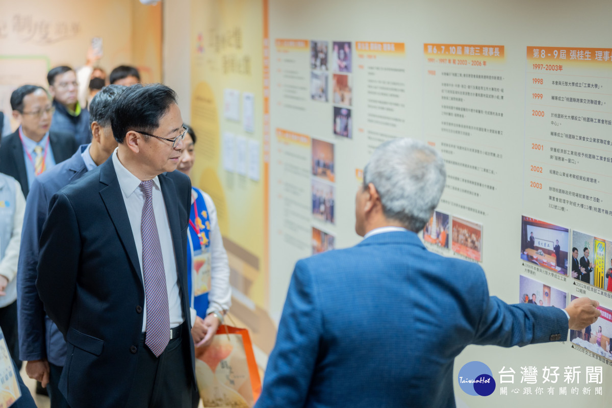 張市長參觀展區。