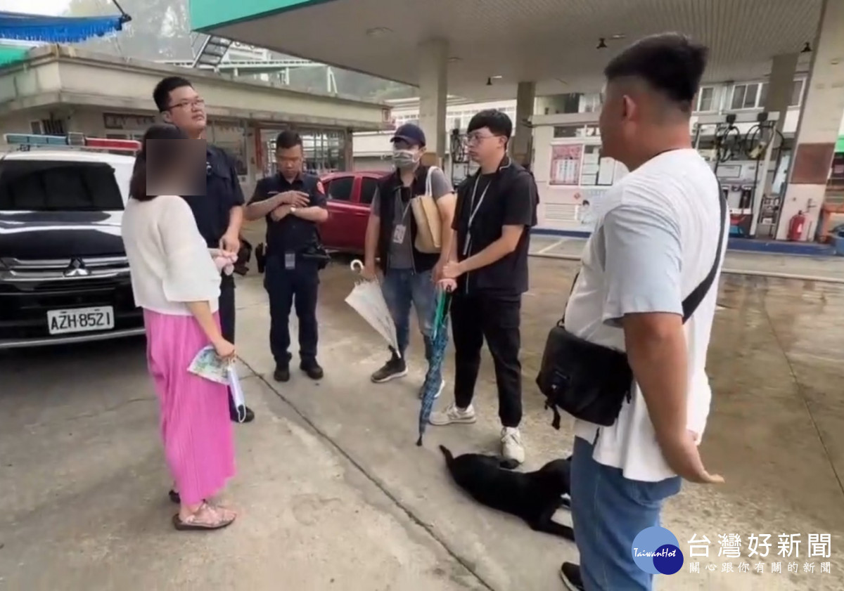 吳姓婦人長期餵養犬群致社區不安，被開罰8萬6千元並遭警方依妨害公務送辦／嘉義縣府提供