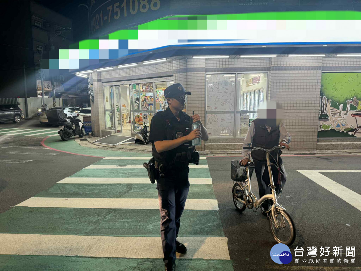 老翁夜間迷途超商，中壢警暖心護送回家。