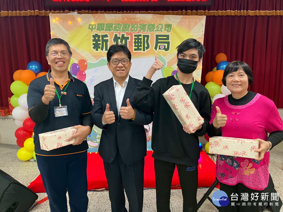 新竹郵局「銀齡樂唱 唱出活力」活動現場熱鬧。