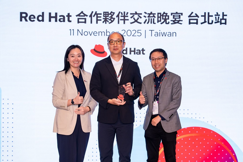 聚達系統榮獲 Red Hat 生態系獎的市場開拓獎項；由左至右為：Red Hat 台灣區總經理孫媛音、聚達系統總經理蔣念祖以及 Red Hat 香港台灣合作夥伴生態系統總監李松鑫。