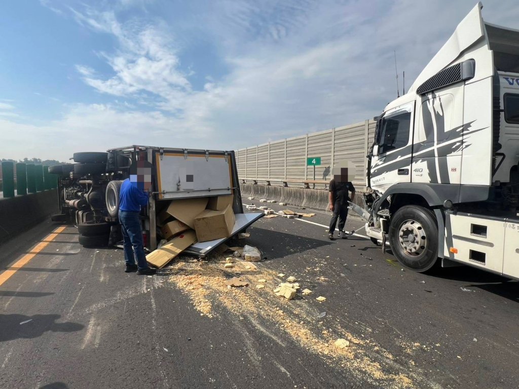 我的豆皮飛了!台88三車事故「一車翻覆」 小貨車載乾貨散一地