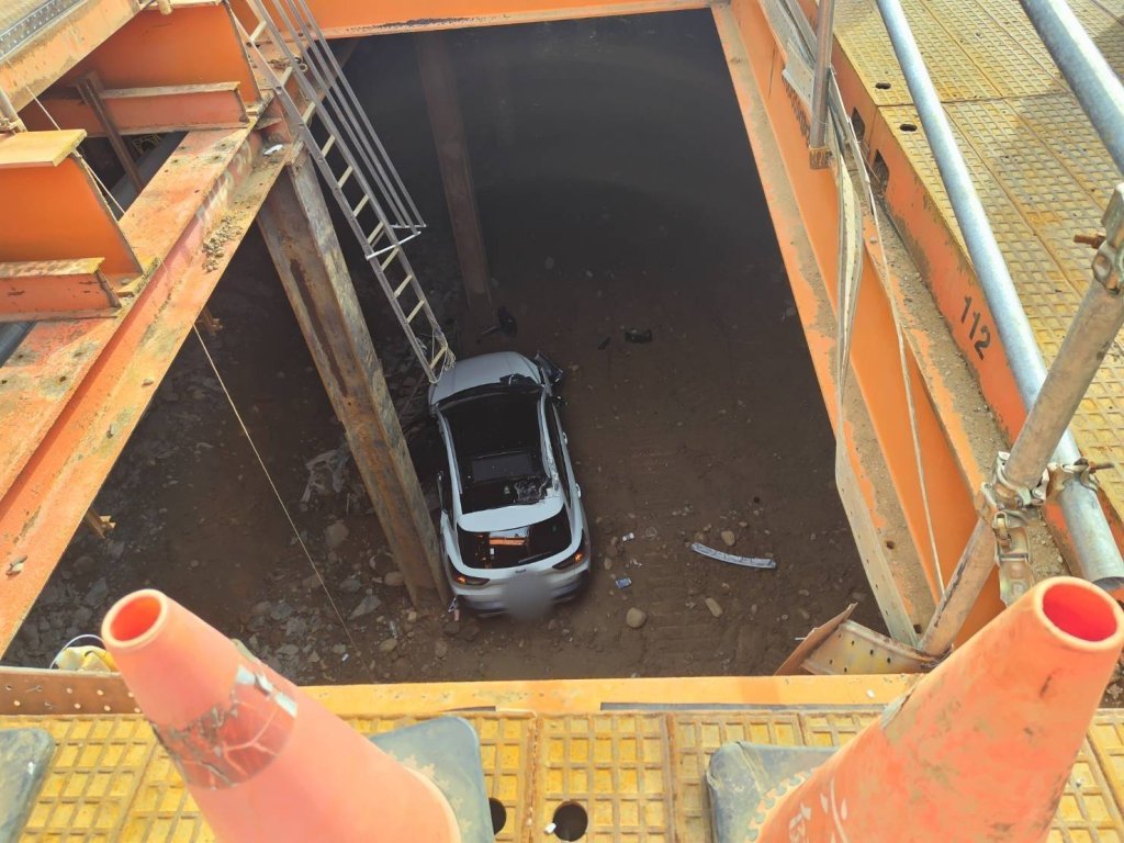 桃園八德女駕駛一恍神出大事!車子直接掉進捷運工地地下室