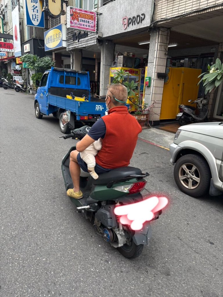 誇張！高雄伯「嬰兒抱左腳」單手騎車　旁人勸他不聽繼續騎