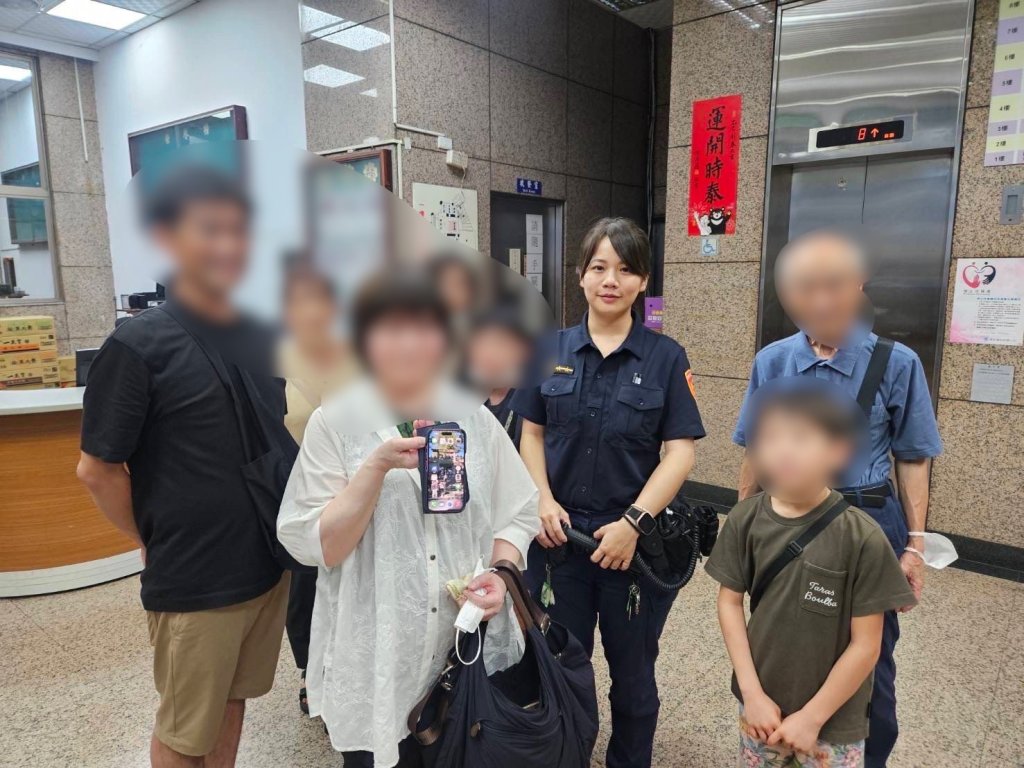日本嬤遺失手機!正妹警一拿出「她激動落淚」 大讚女警:卡哇伊