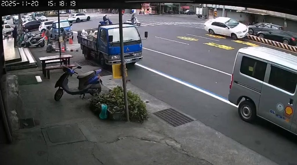 影/轎車疑闖紅燈!先撞單車騎士再撞分隔島 險衝進麥當勞「整排機車全倒」