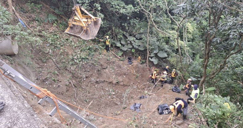 環保局漏夜清除復原偷倒點 檢警掌握犯罪集團持續偵辦