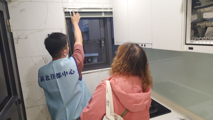 新北海砂屋住戶入住都更中繼宅 26 《圖說》新莊中繼宅交屋點交。〈都更處提供〉