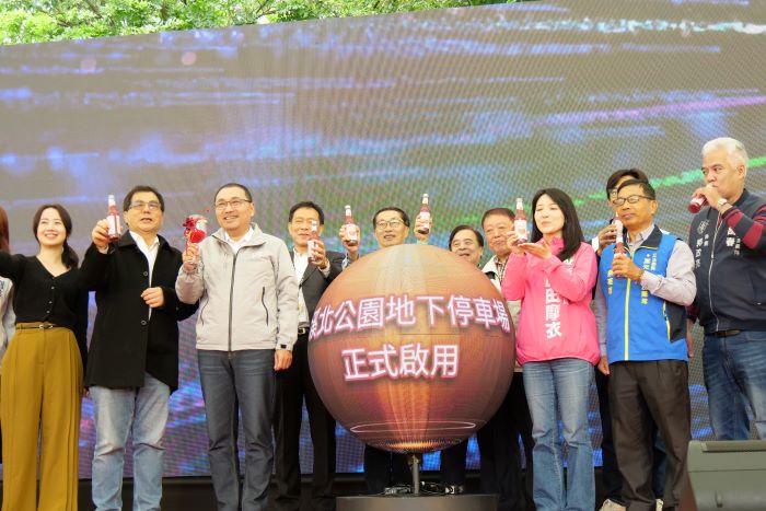 溪北公園地下停車場啟用 免費停車一個月 33 《圖說》新北市長侯友宜宣布板橋溪北公園停車場從今晚18時起試營運1個月。〈交通局提供〉