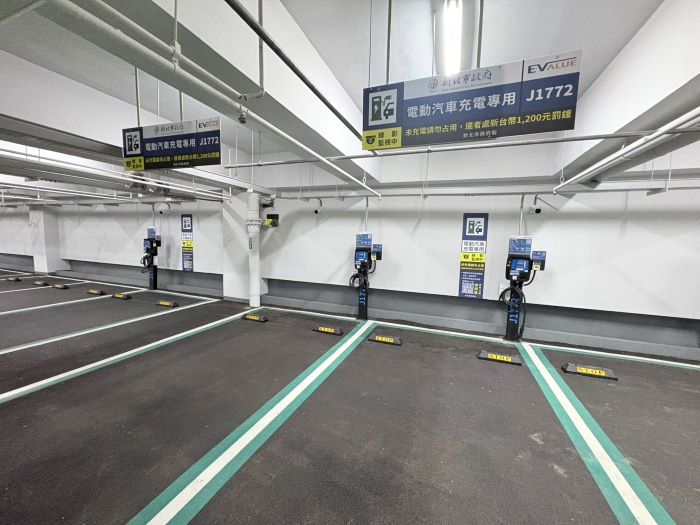 溪北公園地下停車場啟用 免費停車一個月 35 《圖說》電動車充電專用車格。〈交通局提供〉