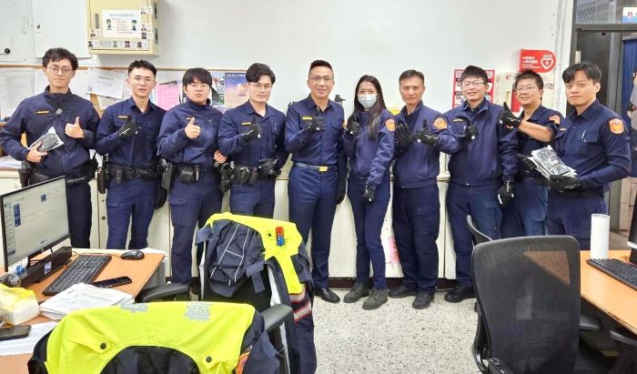 《圖說》海山員警戴上分局長贈送的「防寒手套」倍感溫馨，與分局長林國民〈中〉合影。〈海山分局提供〉