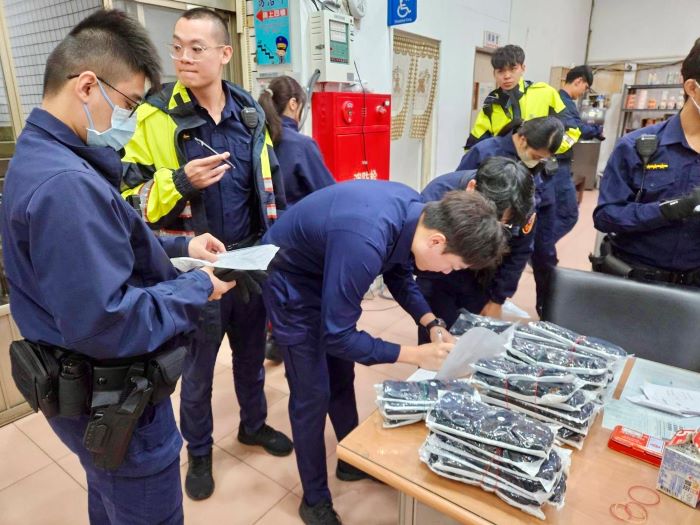 《圖說》海山員警挑選適合自己尺寸的「防寒手套」。〈海山分局提供〉