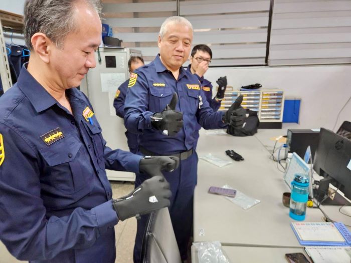 《圖說》海山員警體驗手套的舒適性及操作手機載具的便利性。〈海山分局提供〉