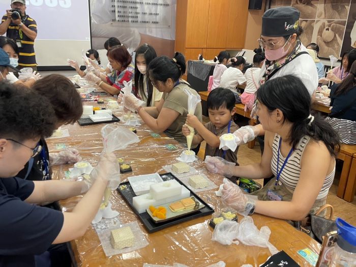 新北觀光工廠再創佳績 四家廠館獲經濟部精選肯定 33 《圖說》手信坊創意和菓子文化館以日式和風空間及細緻的和菓子工藝著名,常於節慶前推出期間限定禮盒,是許多人送禮與體驗手作的首選。〈經發局提供〉