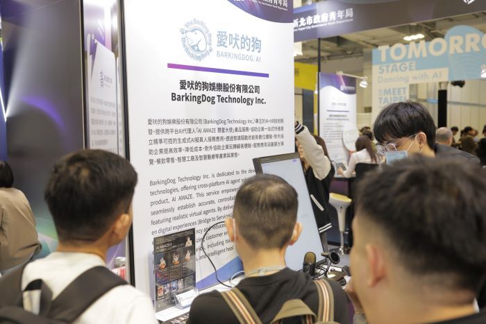 展現跨域創新力 新北青創齊聚2025 Meet Taipei 26 《圖說》「愛吠的狗」主打AI真人智慧服務平台適用於觀光導覽、教育訓練等,吸引民眾駐足。〈青年局提供〉
