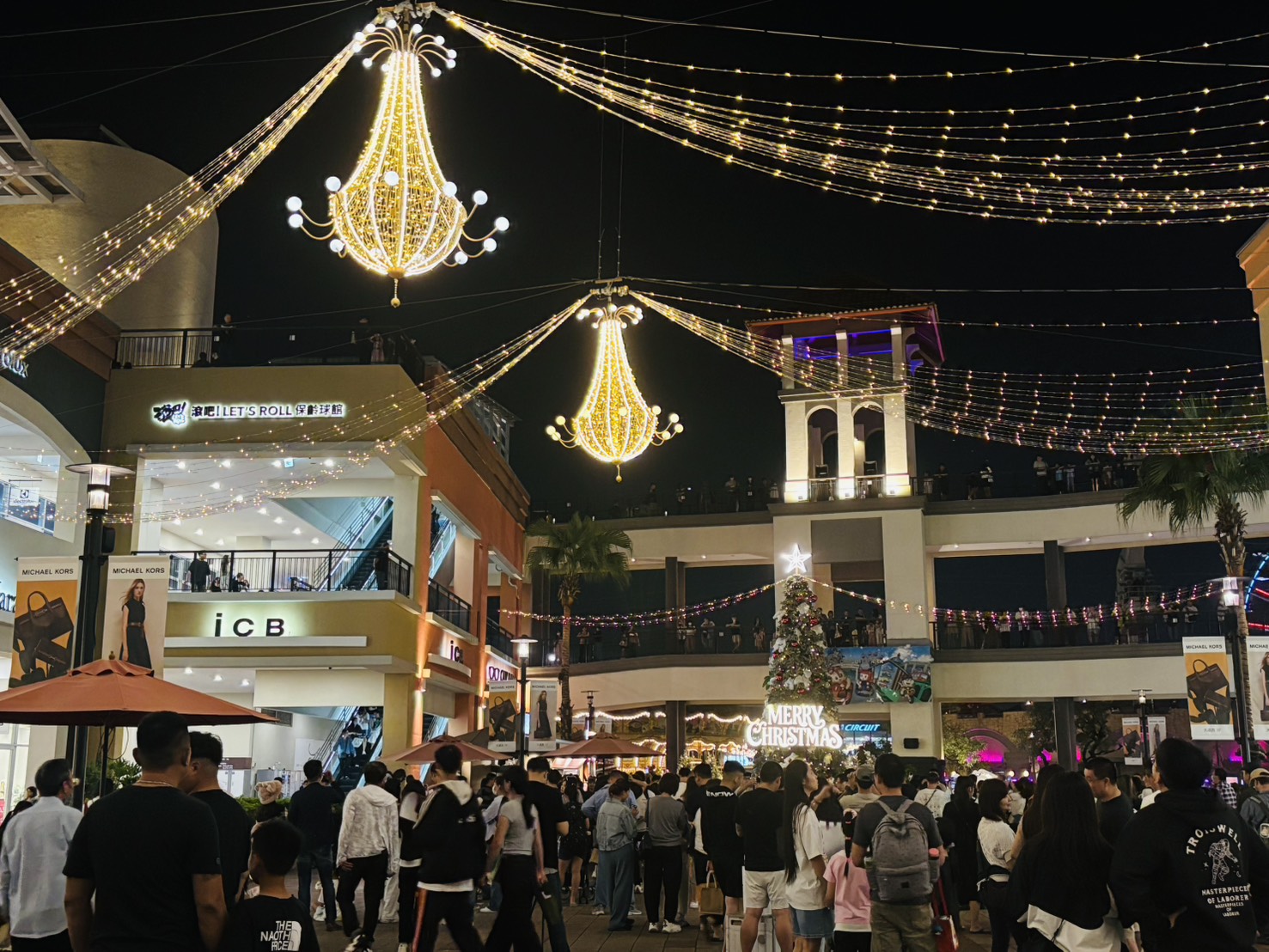 SKM Park Outlets 高雄草衙「雪境童話村」掀起下雪熱潮！聖誕送禮、美食全攻略