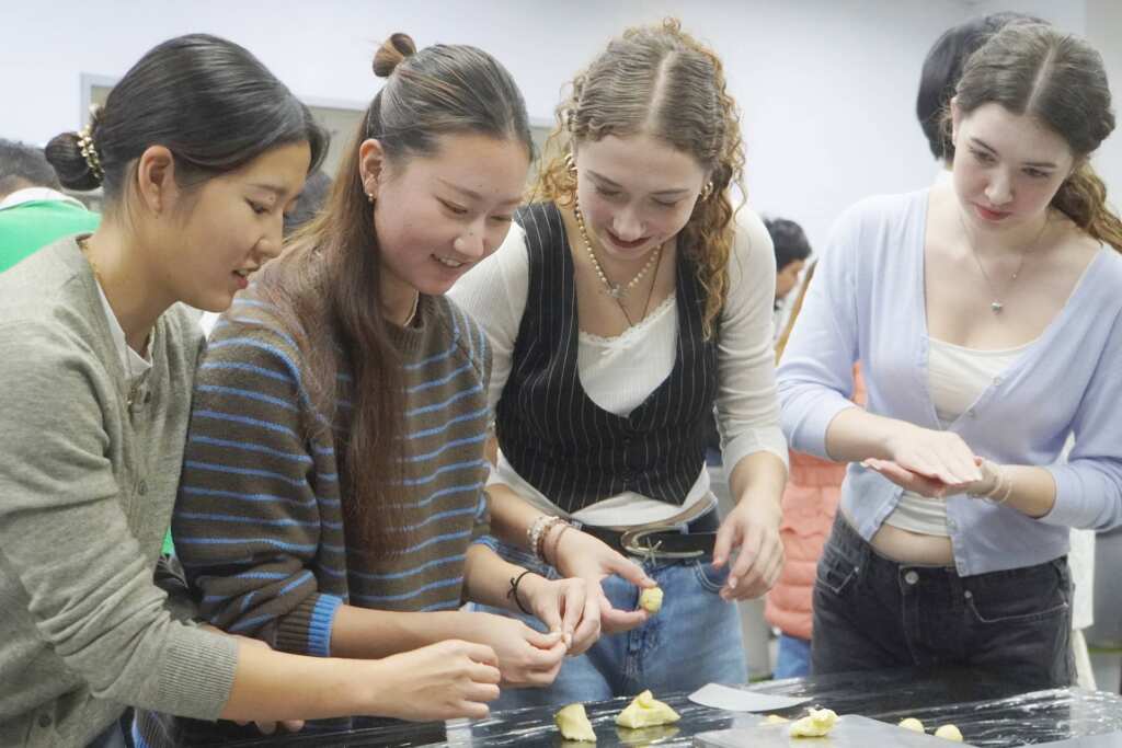 ▲大葉大學國際學生動手做牛舌餅,認識台灣文化。(記者林明佑翻攝)