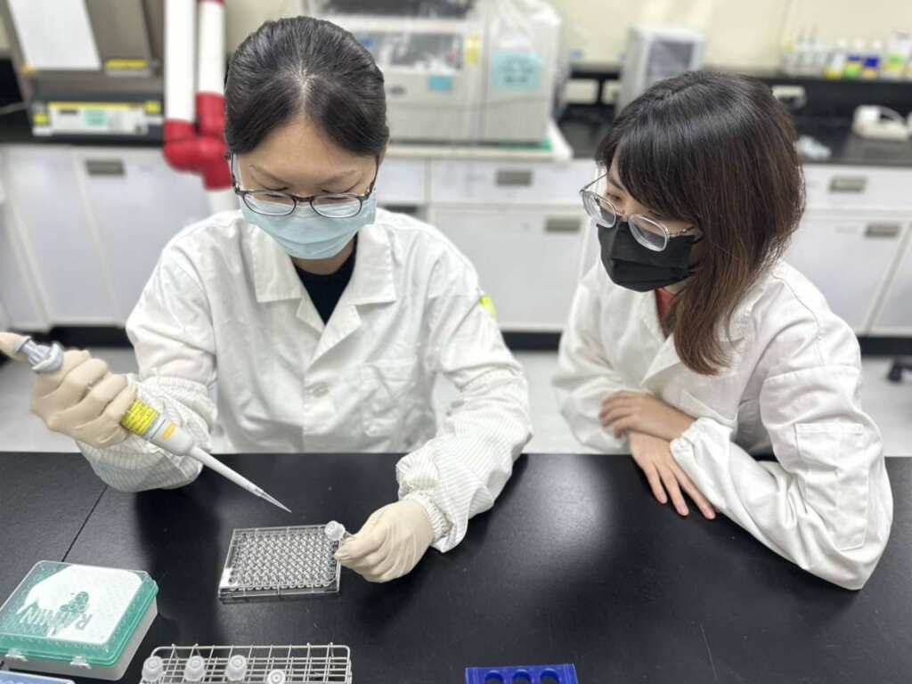 ▲青年透過工作崗位訓練能迅速上手1。(圖/中彰投分署提供)