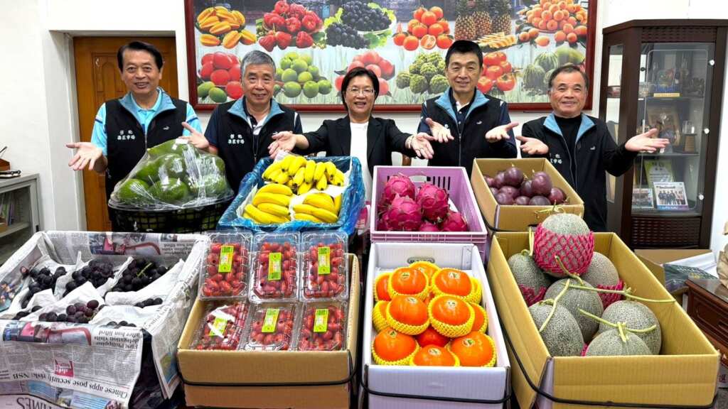 ▲彰化農產品促銷嘉年華將於11月23日在彰化果菜市場(彩虹橋旁)舉辦，今日彰化縣長王惠美、彰化果菜市場理事主席陳建宏等人共同推廣彰化優鮮優質農產品。（圖／彰化縣政府提供）