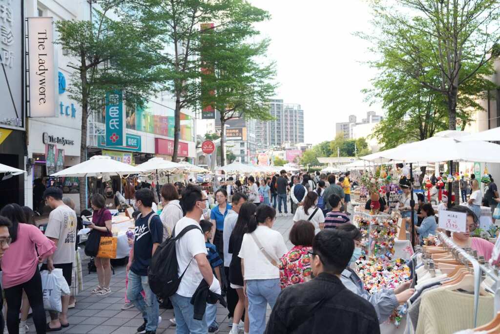 ▲府中市集每週六、日13時至22時登場，集結多元主題攤位與創意品牌。