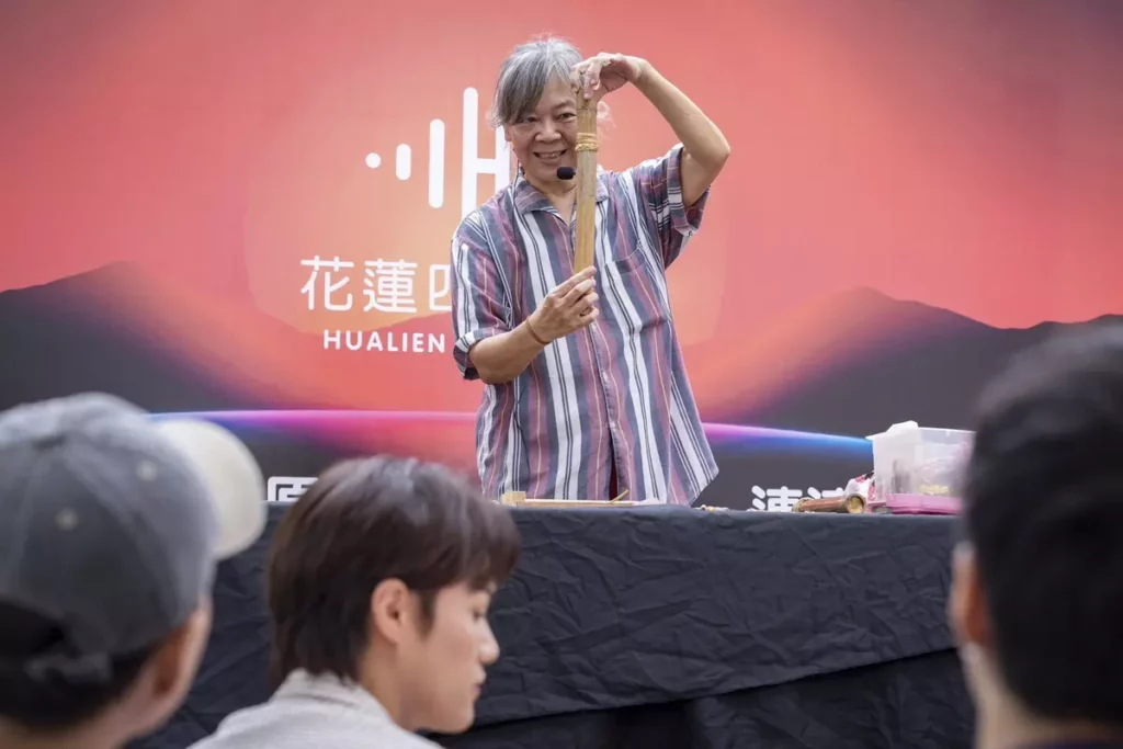 《秋|部落工藝・風格時尚》市集,以「原民工藝 × 時尚文化」為核心,聚集超過30個花蓮原民品牌,特別邀請太魯閣族工藝師親自指導短笛DIY體驗。