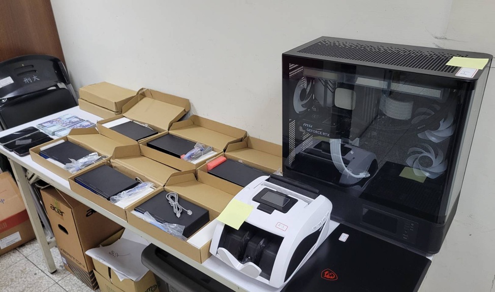 ▲圖說:警方查扣IPPBX設備、電腦、伺服器主機及手機等贓證物 (圖/台中市政府 提供)